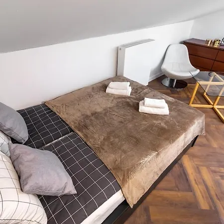 Close-golden Waw - Old Town - Marcinkowskiego #2